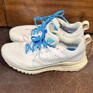 Nike Women's Trail Shoes - Cream and Blue